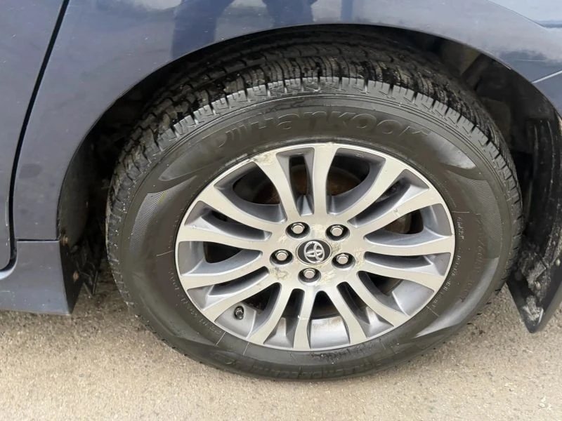 2018 Toyota Sienna 3rd Gen - Image 9 of 12
