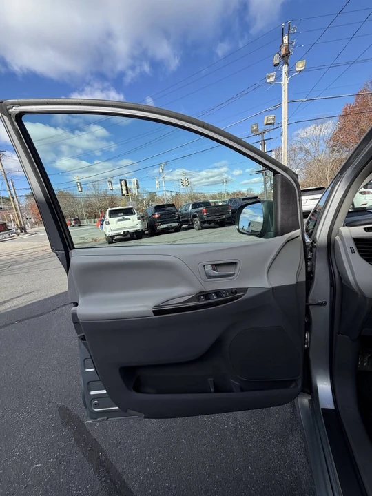 2018 Toyota Sienna 3rd Gen - Image 19 of 21