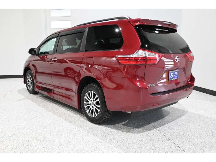 2018 Toyota Sienna 3rd Gen - Image 7 of 12