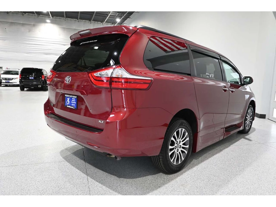 2018 Toyota Sienna 3rd Gen - Image 5 of 12