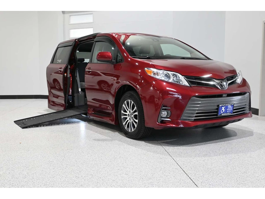 2018 Toyota Sienna 3rd Gen - Image 2 of 12
