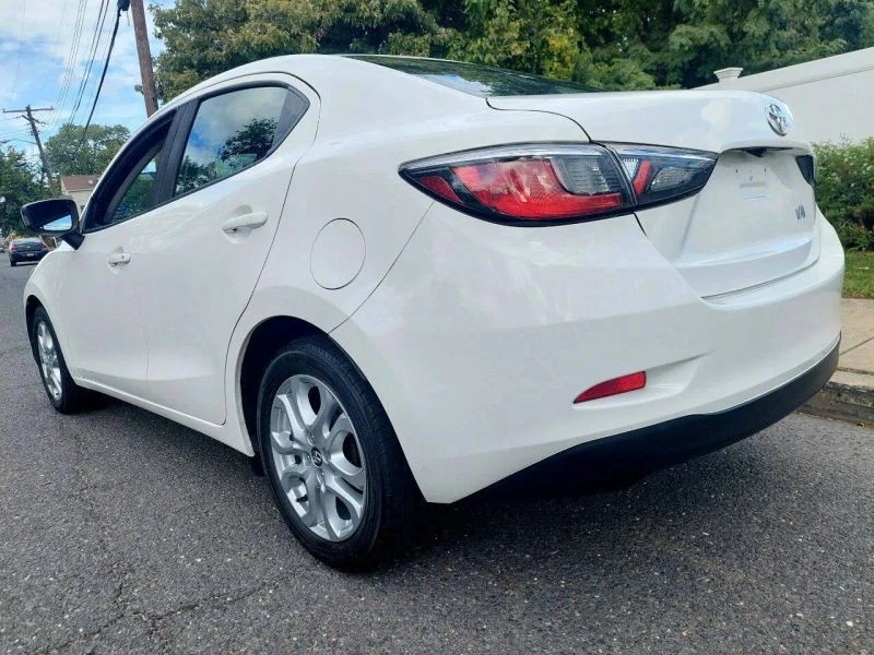 2018 Toyota Yaris - Image 10 of 12