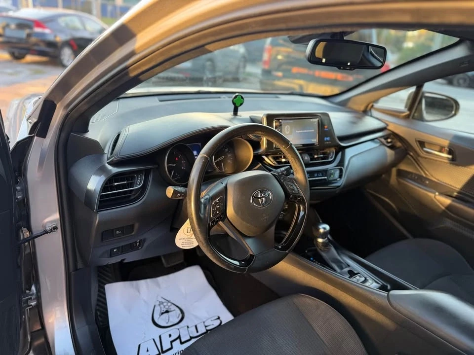 2018 Toyota C-HR - Image 10 of 17