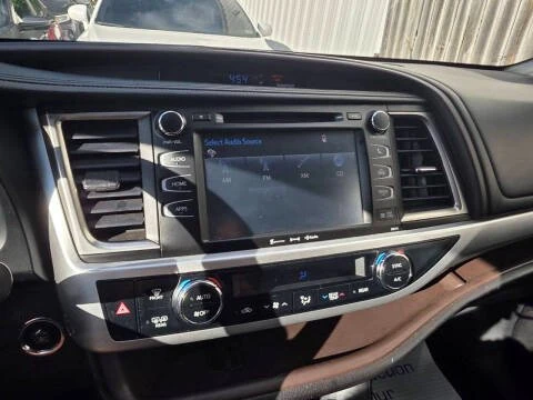 2018 Toyota Highlander - Image 9 of 18