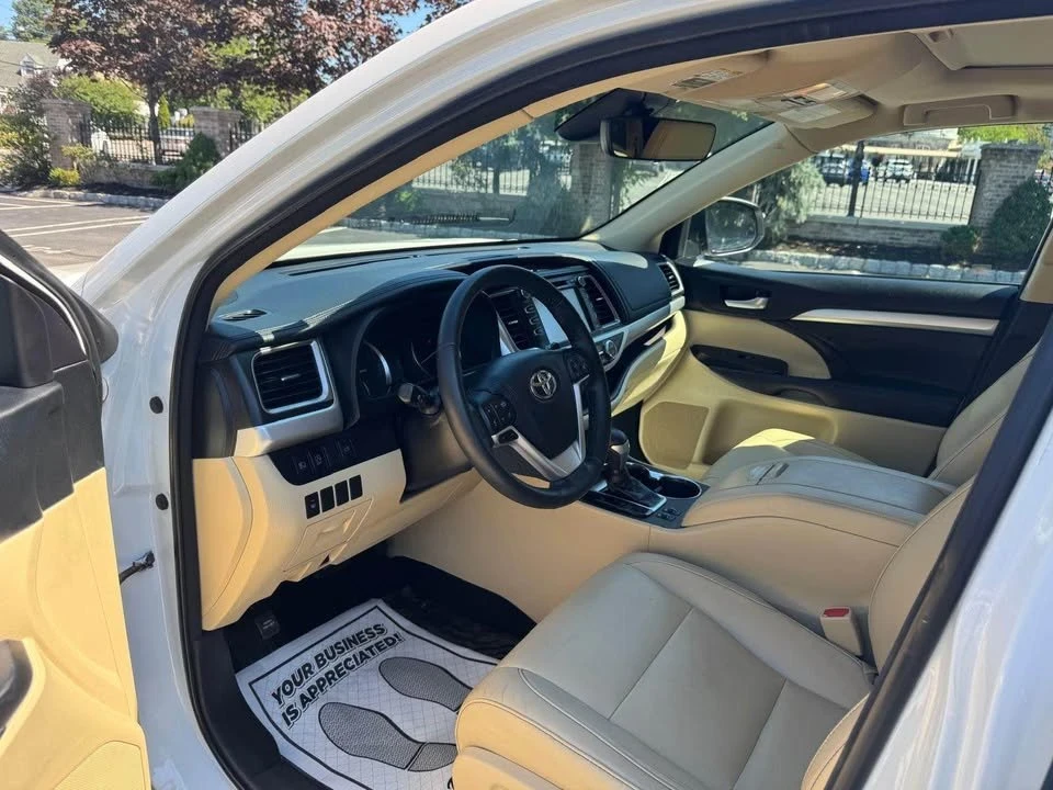 2018 Toyota Highlander - Image 15 of 19