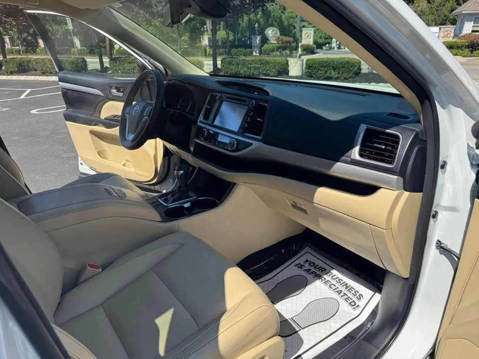 2018 Toyota Highlander - Image 13 of 19