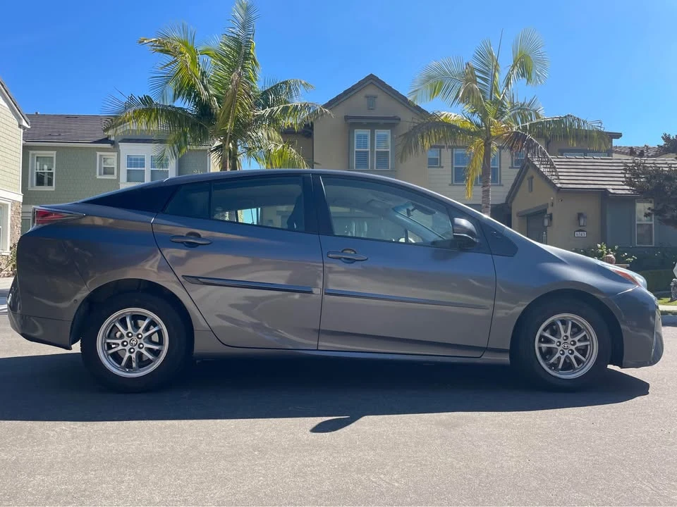 2018 Toyota Prius 4th Gen - Image 2 of 6