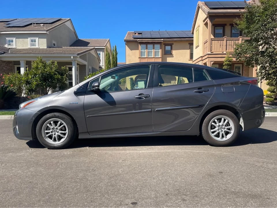 2018 Toyota Prius 4th Gen - Image 4 of 6