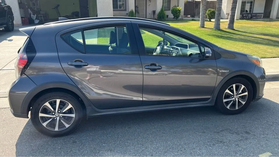 2018 Toyota Prius 4th Gen - Image 3 of 8