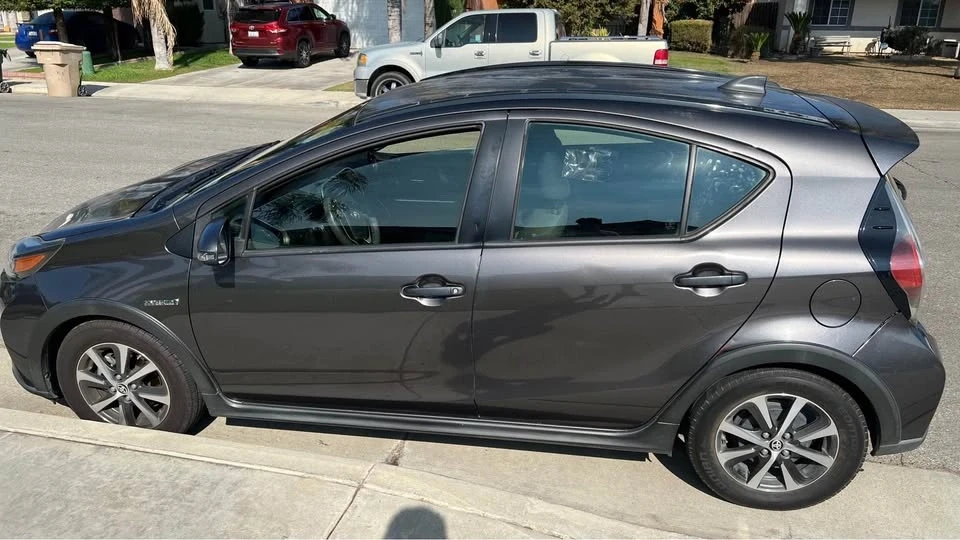 2018 Toyota Prius 4th Gen - Image 4 of 8
