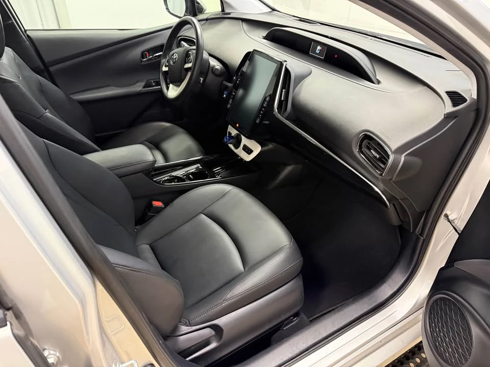 2018 Toyota Prius 4th Gen - Image 9 of 17