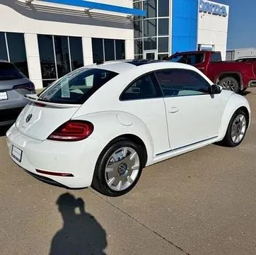 2018 Volkswagen Beetle 20T SE Hatchback FWD