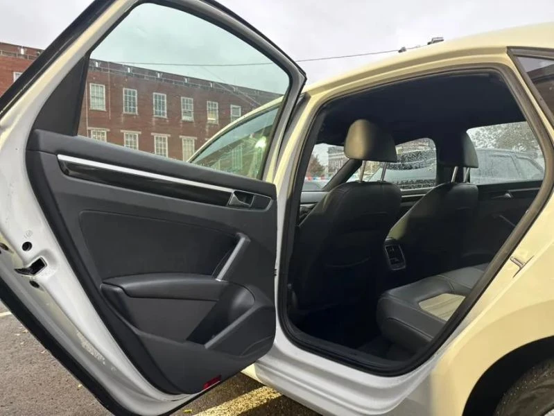 2018 Volkswagen Passat - Image 9 of 12