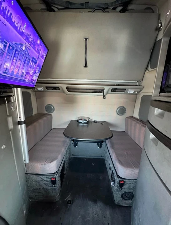 2018 Volvo - Image 4 of 5