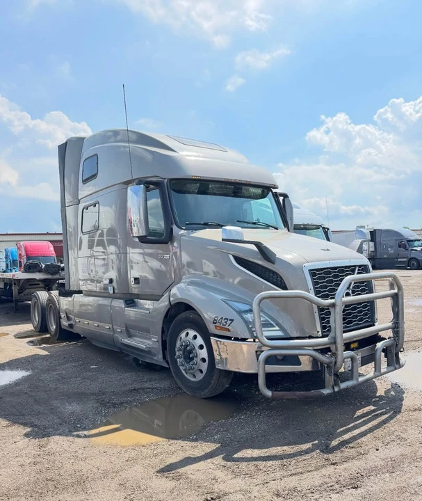 2018 Volvo - Image 2 of 5