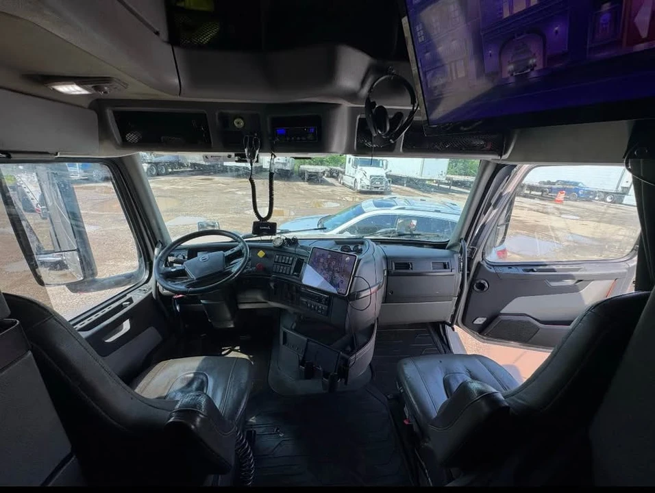 2018 Volvo - Image 3 of 5