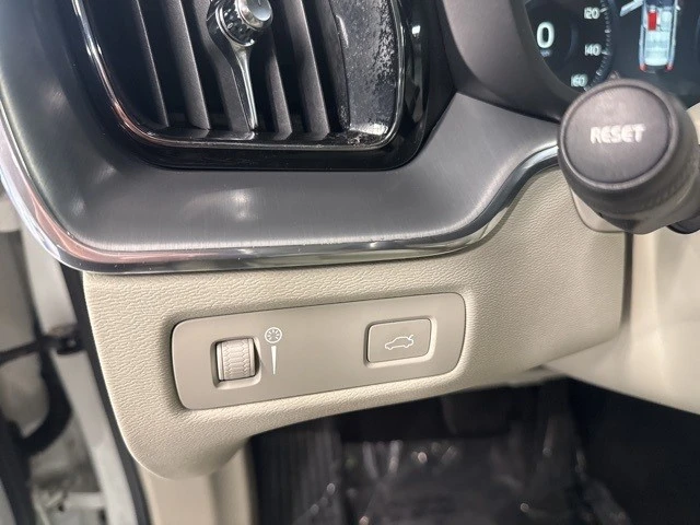 2018 Volvo XC60 2nd Gen - Image 16 of 21