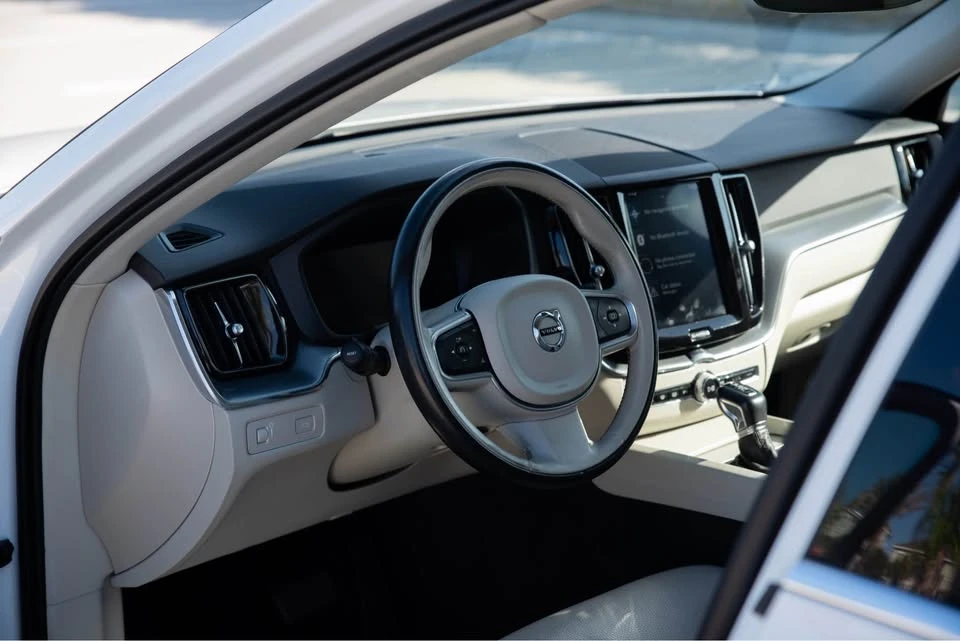 2018 Volvo XC60 2nd Gen - Image 9 of 16