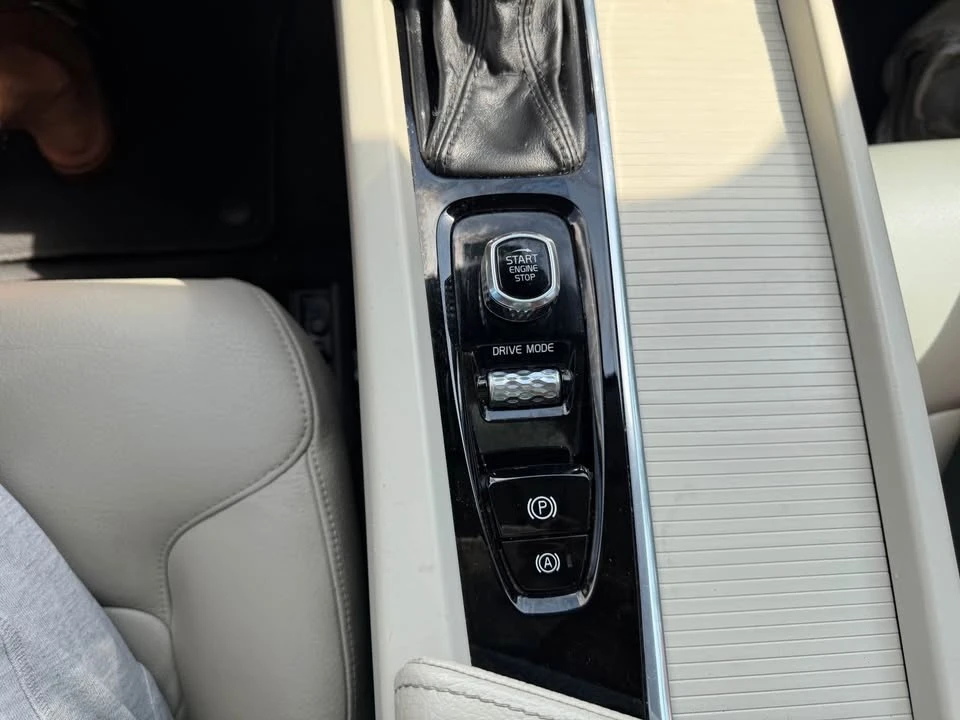 2018 Volvo XC60 2nd Gen - Image 9 of 16