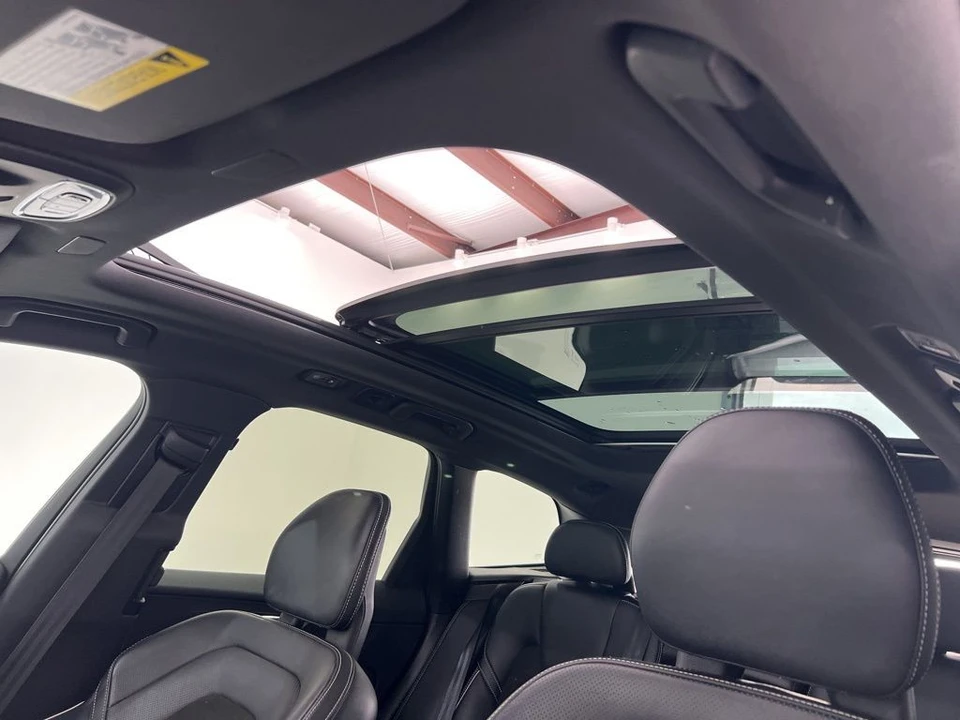 2018 Volvo XC60 2nd Gen - Image 17 of 21