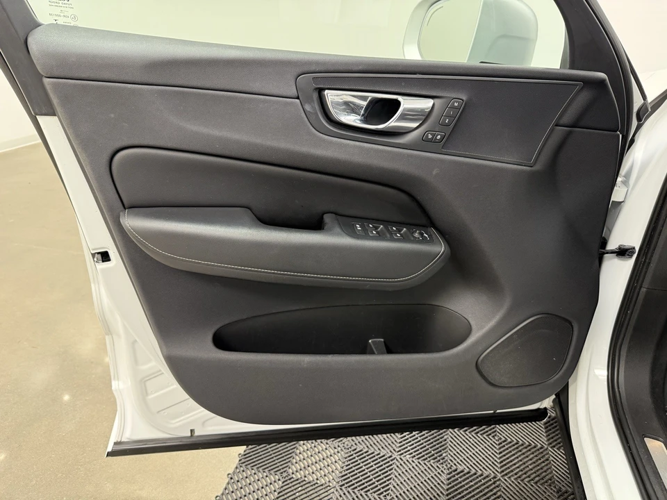 2018 Volvo XC60 2nd Gen - Image 11 of 21