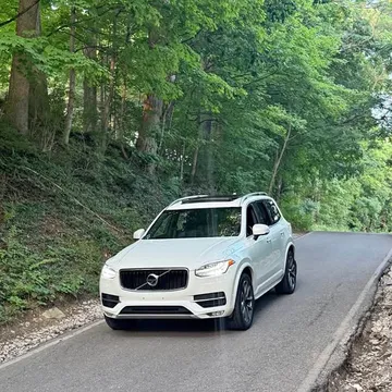 2018 Volvo XC90 T6 Momentum Sport Utility 4D
