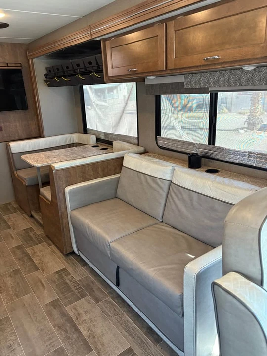 2018 Winnebago - Image 5 of 9