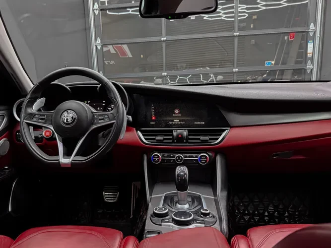 2019 Alfa Romeo Giulia - Image 4 of 10