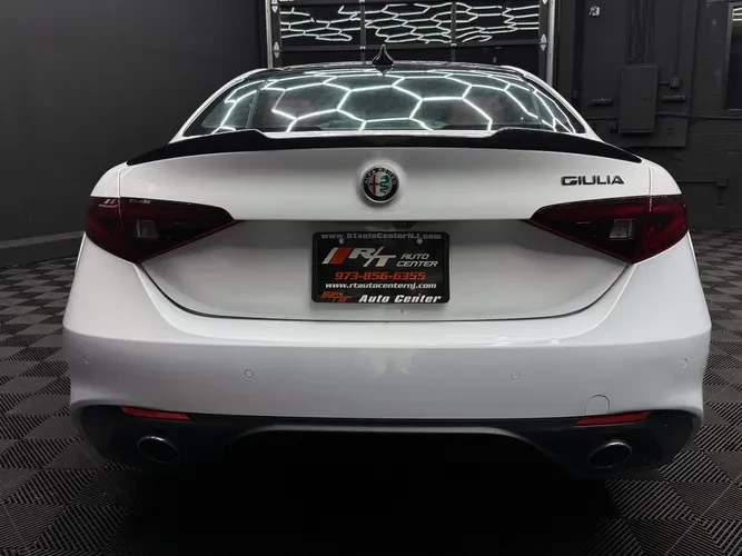 2019 Alfa Romeo Giulia - Image 5 of 10
