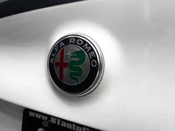 2019 Alfa Romeo Giulia - Image 6 of 10