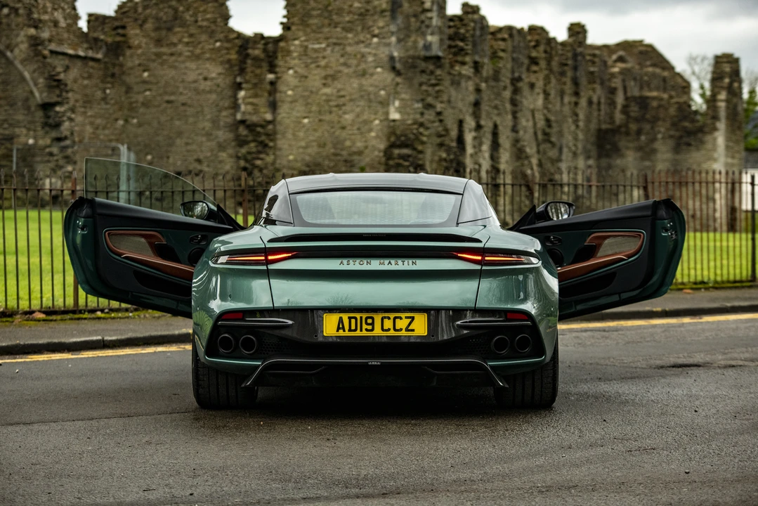 2019 Aston Martin DBS Superleggera - Image 17 of 31