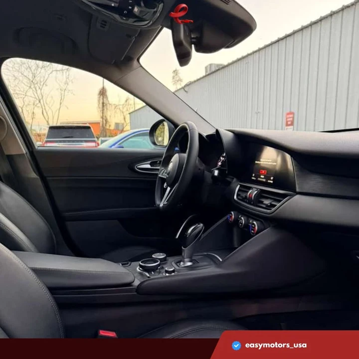2019 Alfa Romeo Giulia - Image 13 of 15