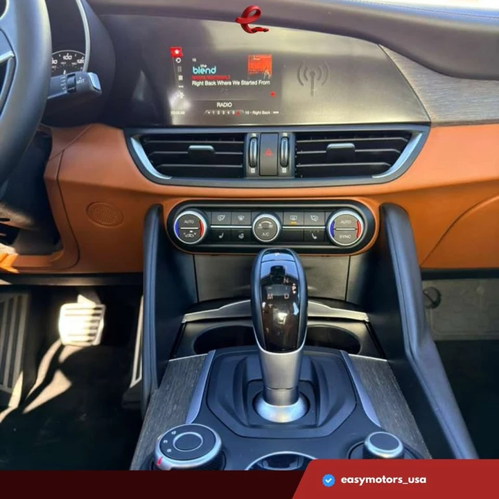 2019 Alfa Romeo Giulia - Image 14 of 19