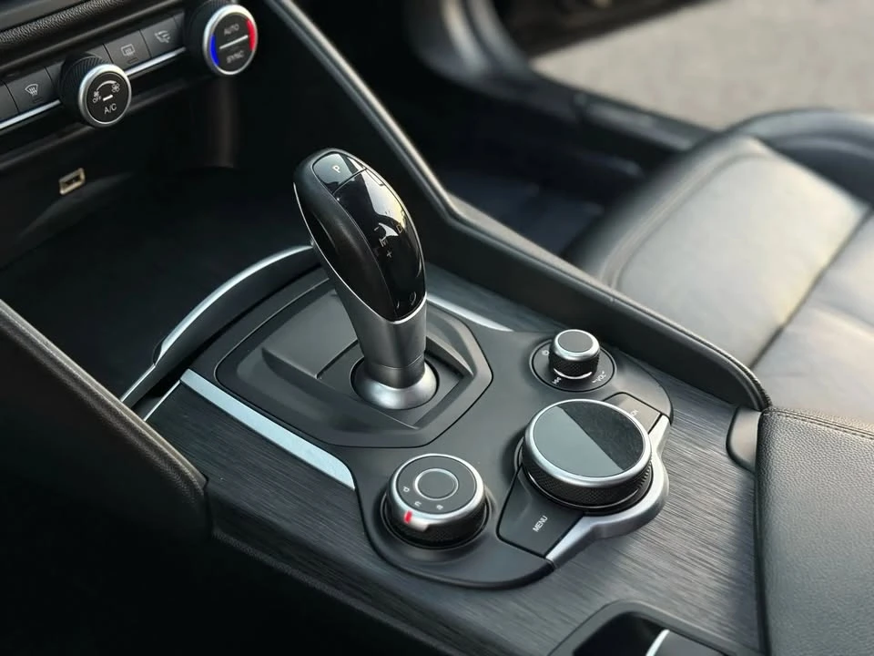2019 Alfa Romeo Giulia - Image 16 of 20