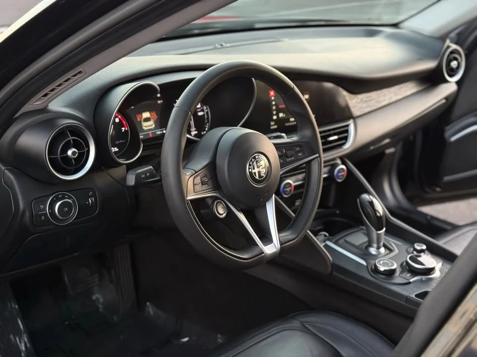 2019 Alfa Romeo Giulia - Image 13 of 20