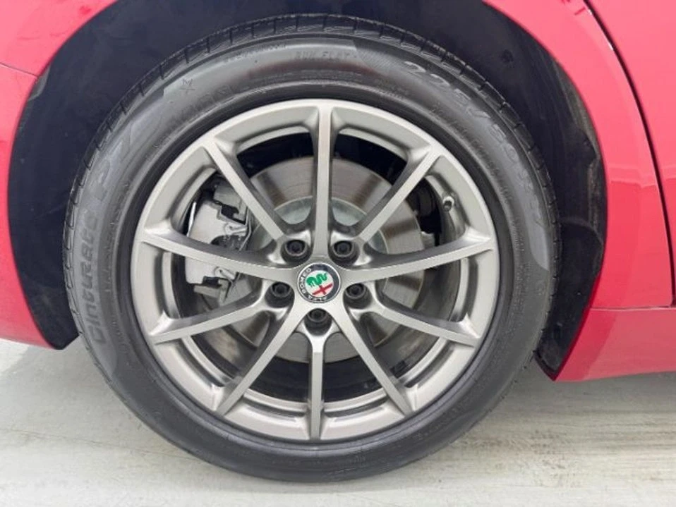 2019 Alfa Romeo Giulia - Image 15 of 18