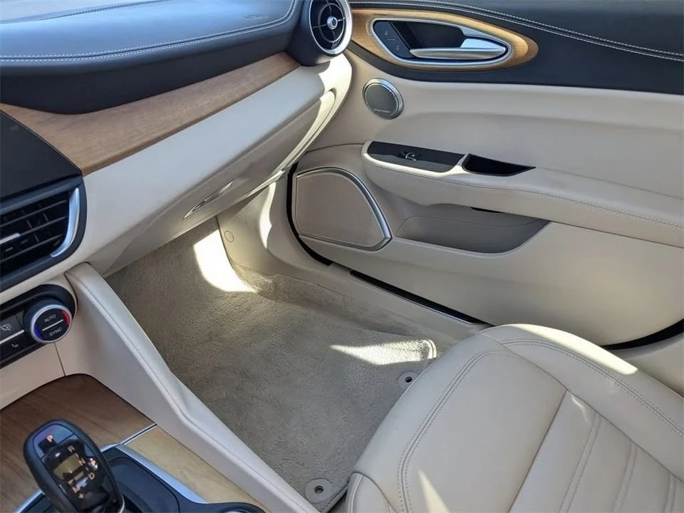 2019 Alfa Romeo Giulia - Image 14 of 19