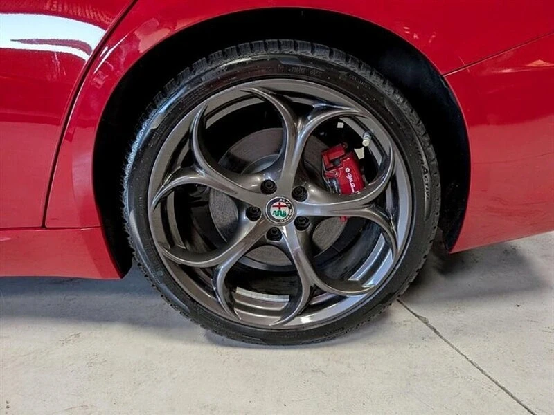 2019 Alfa Romeo Giulia - Image 14 of 20
