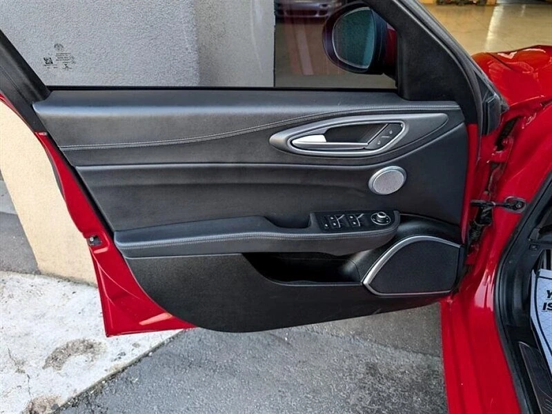 2019 Alfa Romeo Giulia - Image 18 of 20