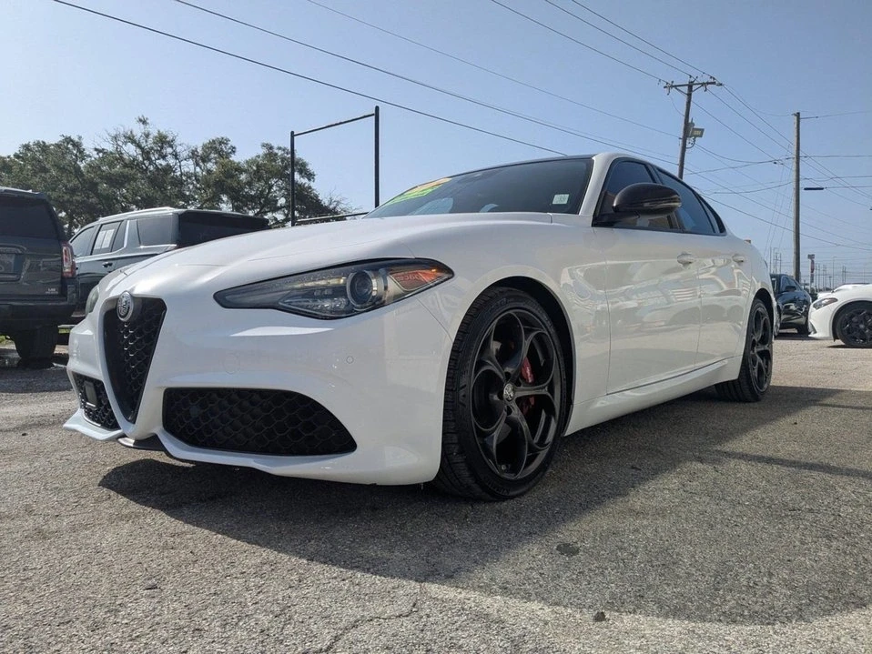 2019 Alfa Romeo Giulia - Image 15 of 19