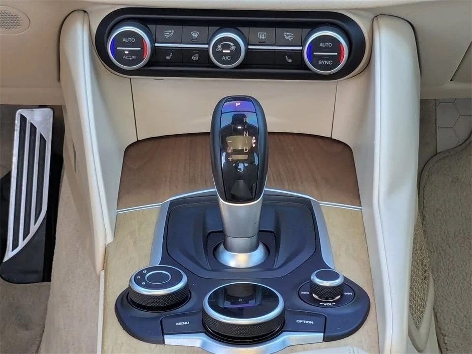 2019 Alfa Romeo Giulia - Image 16 of 19