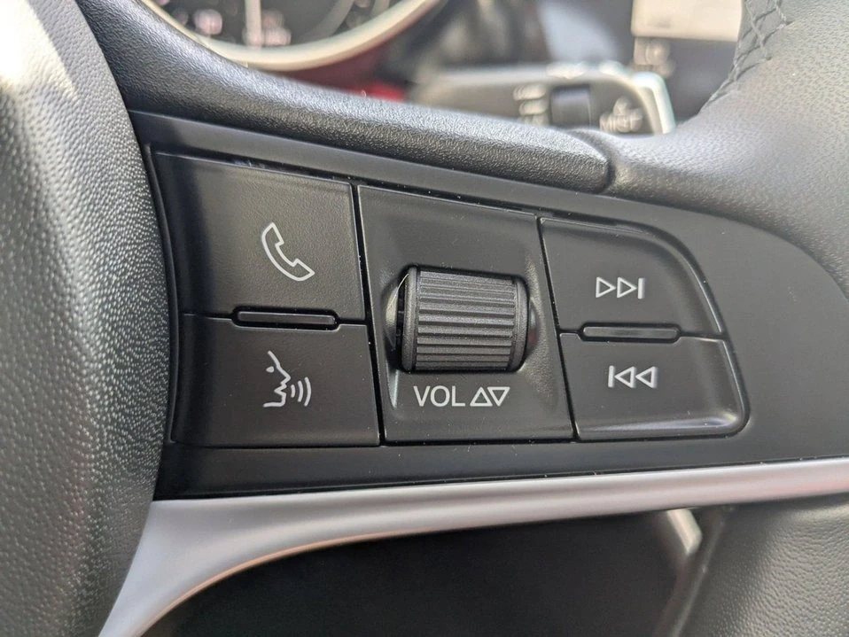 2019 Alfa Romeo Giulia - Image 10 of 19