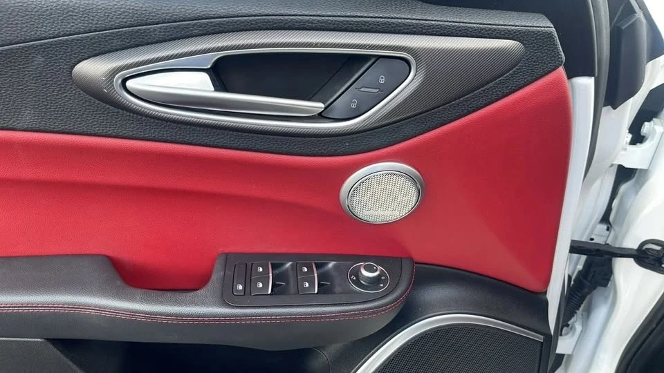 2019 Alfa Romeo Giulia - Image 15 of 19