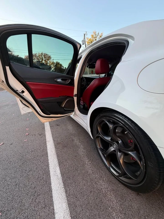 2019 Alfa Romeo Giulia - Image 5 of 10
