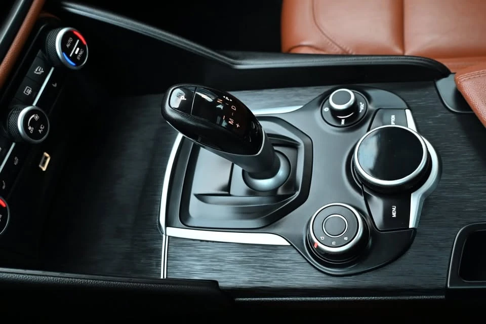 2019 Alfa Romeo Giulia - Image 12 of 19