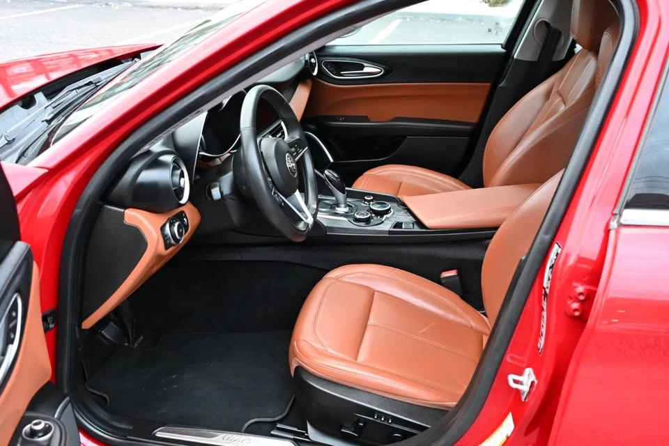 2019 Alfa Romeo Giulia - Image 10 of 19