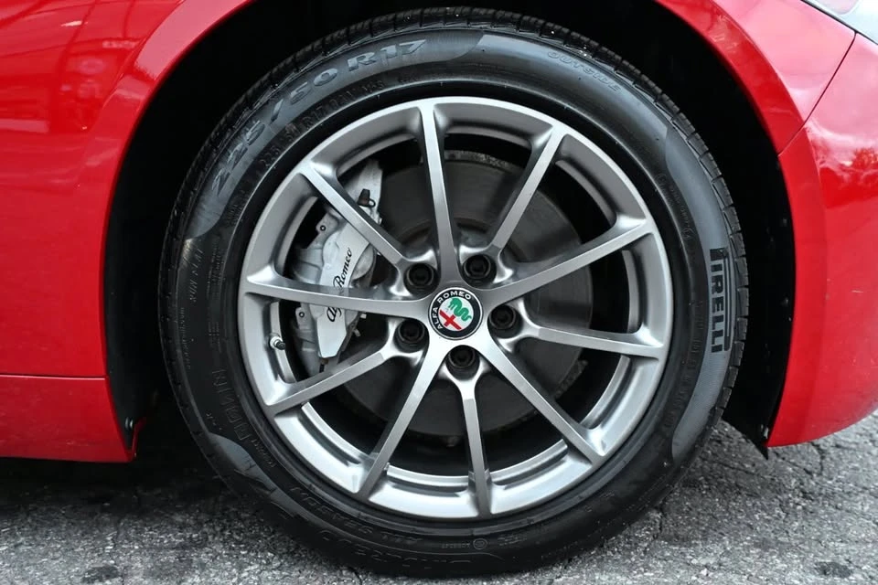 2019 Alfa Romeo Giulia - Image 18 of 19