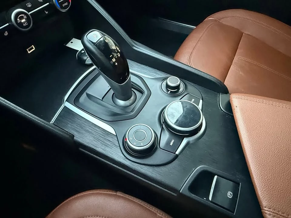 2019 Alfa Romeo Giulia - Image 17 of 20