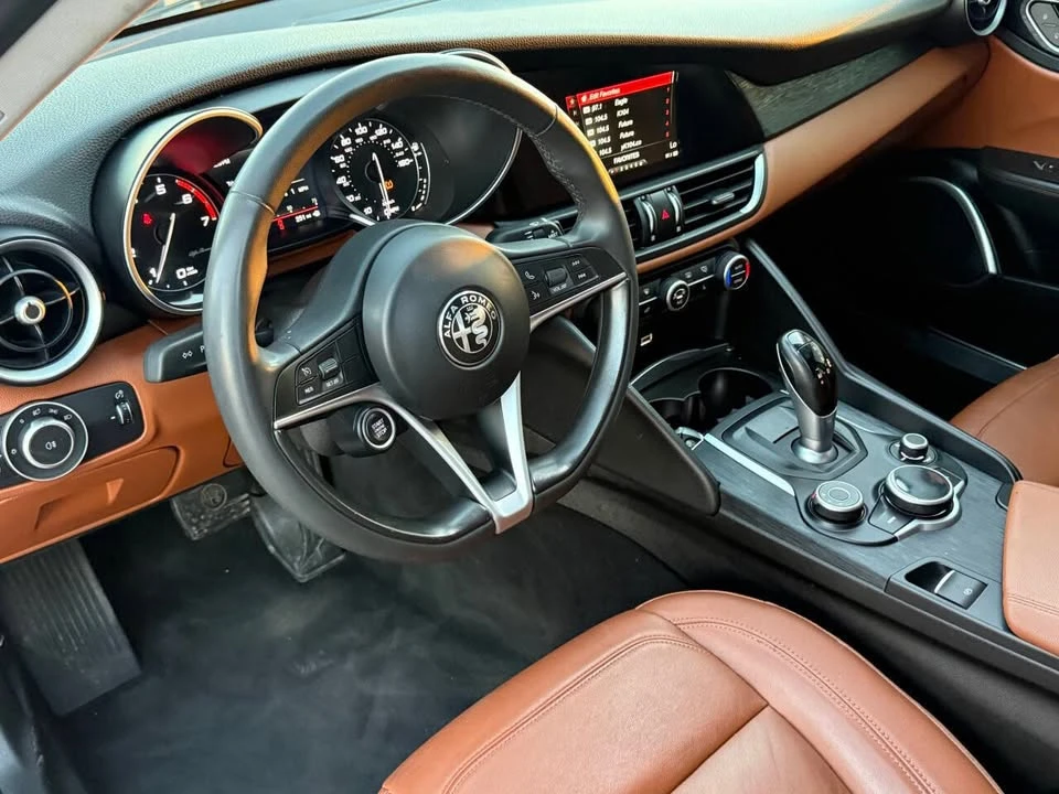 2019 Alfa Romeo Giulia - Image 9 of 20