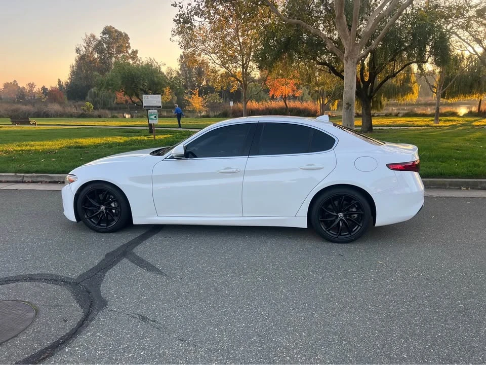 2019 Alfa Romeo Giulia - Image 13 of 17